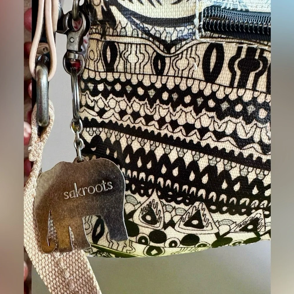 SAKROOTS Artist Circle Flat Crossbody Bag. - Picture 10 of 16